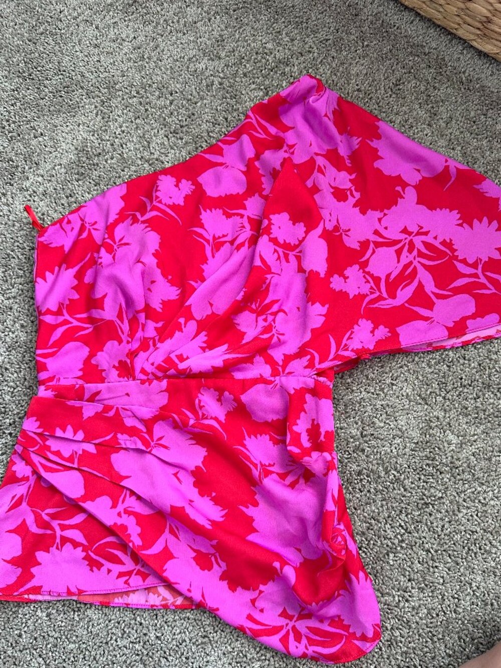 Vestique one shoulder red and pink blouse